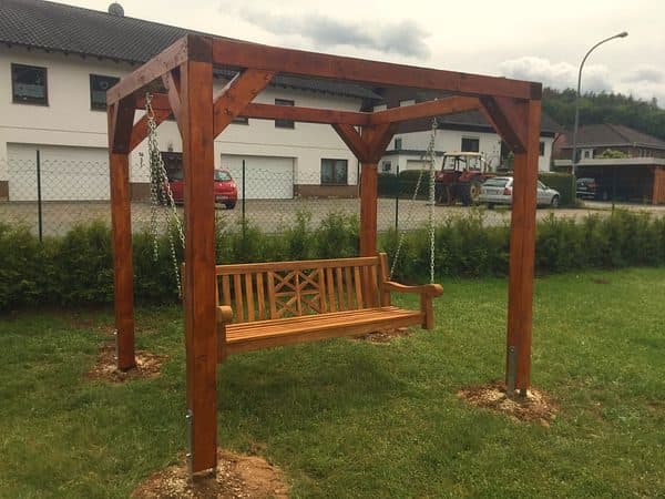 Schaukelbank unter einem selbst gebauten Holzgestell